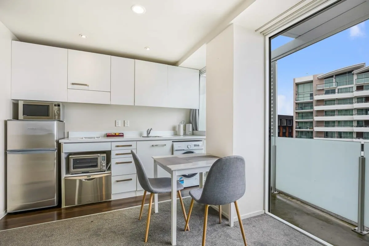 Executive Apartment, Intimate 1-bed Flat - Dedicated Home Office & Balcony, Auckland #4