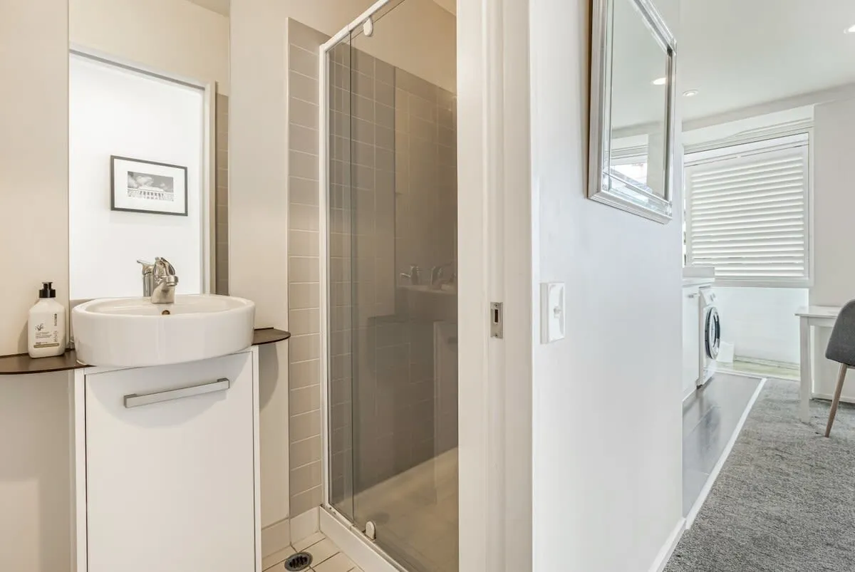 Executive Apartment, Intimate 1-bed Flat - Dedicated Home Office & Balcony, Auckland #5