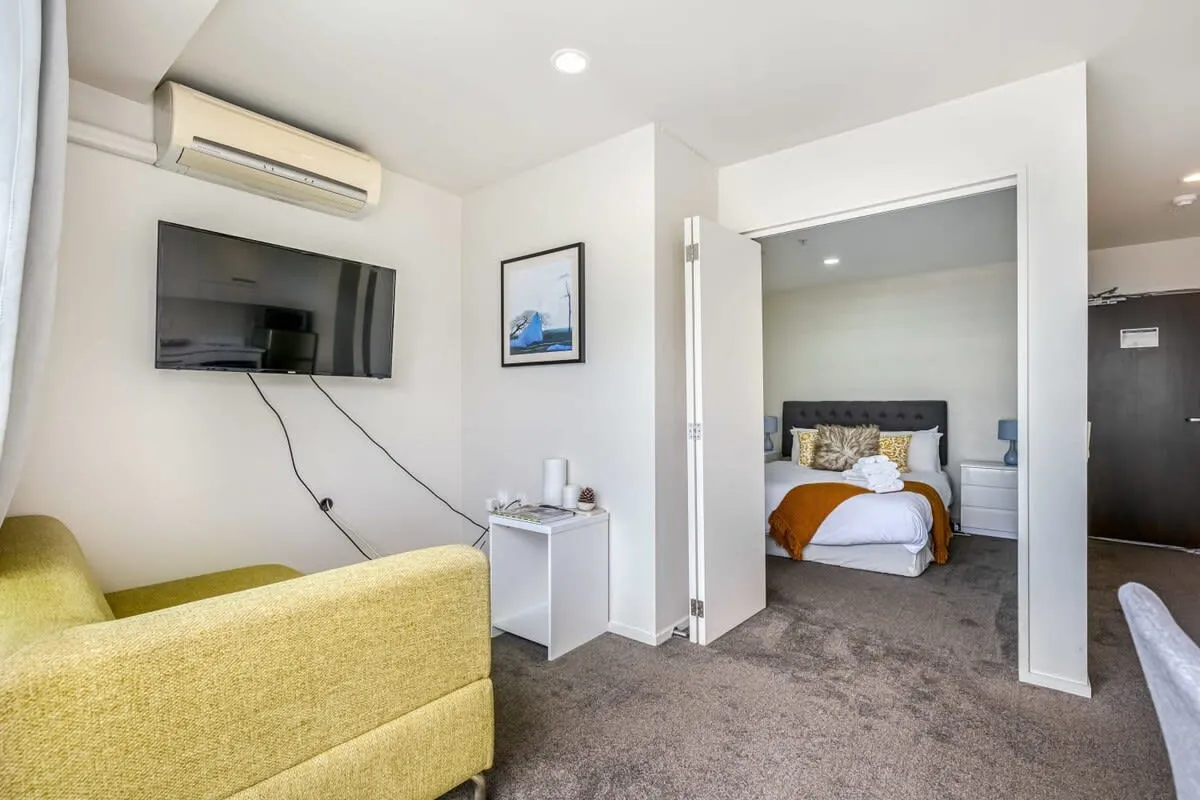 Executive Apartment, Intimate 1-bed Flat - Dedicated Home Office & Balcony, Auckland #3
