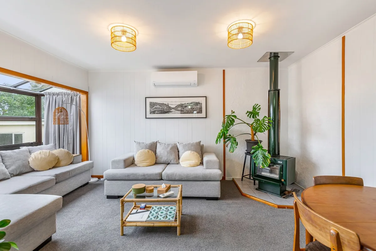 Distinctive Charming 2-br Urban Flat, Auckland: Home-office & Fast Wifi