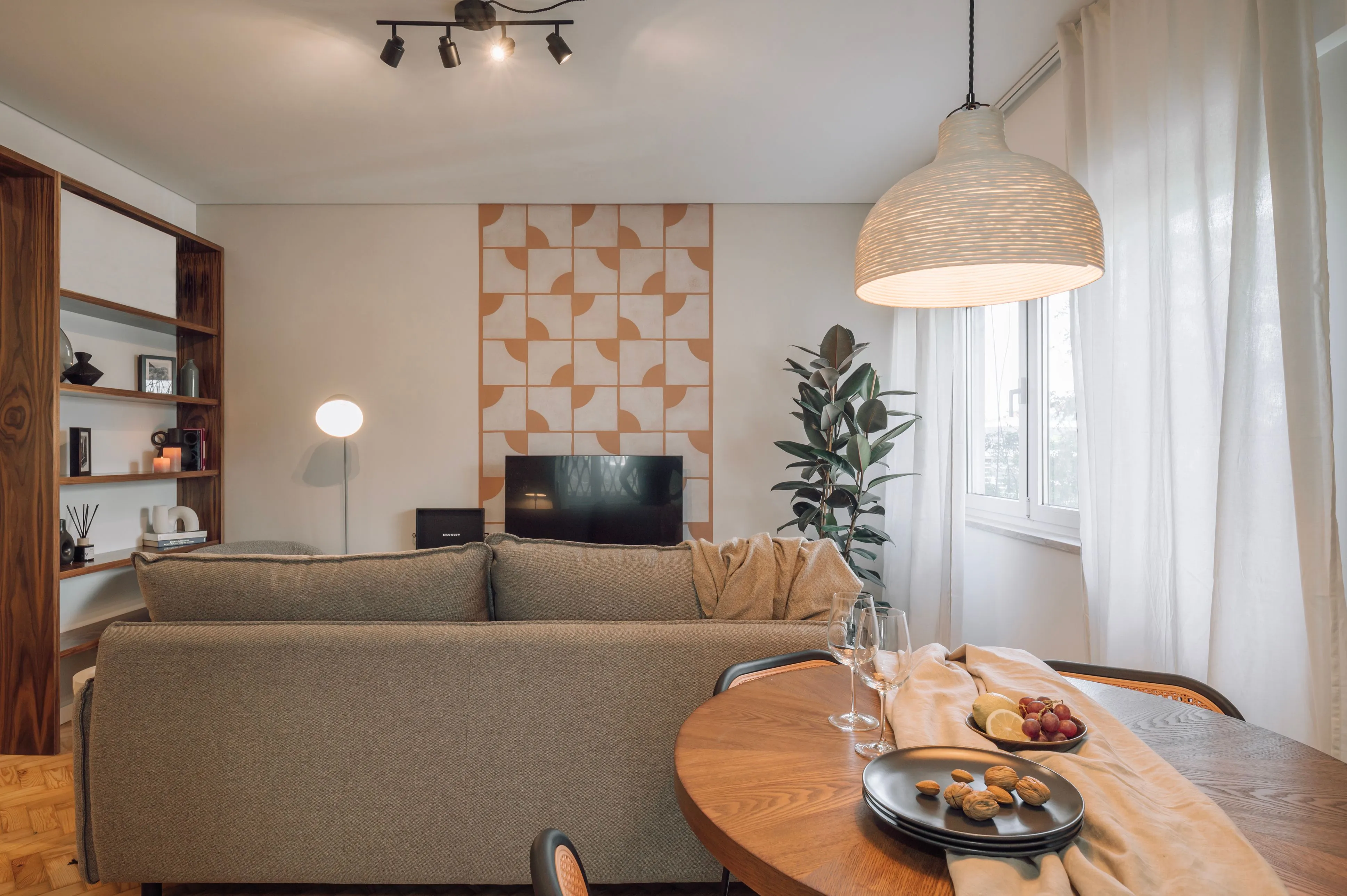 Premium Lisbon Flat With Ultra-fast Wifi, Pro Monitors & Chef's Kitchen For Remote Work #3