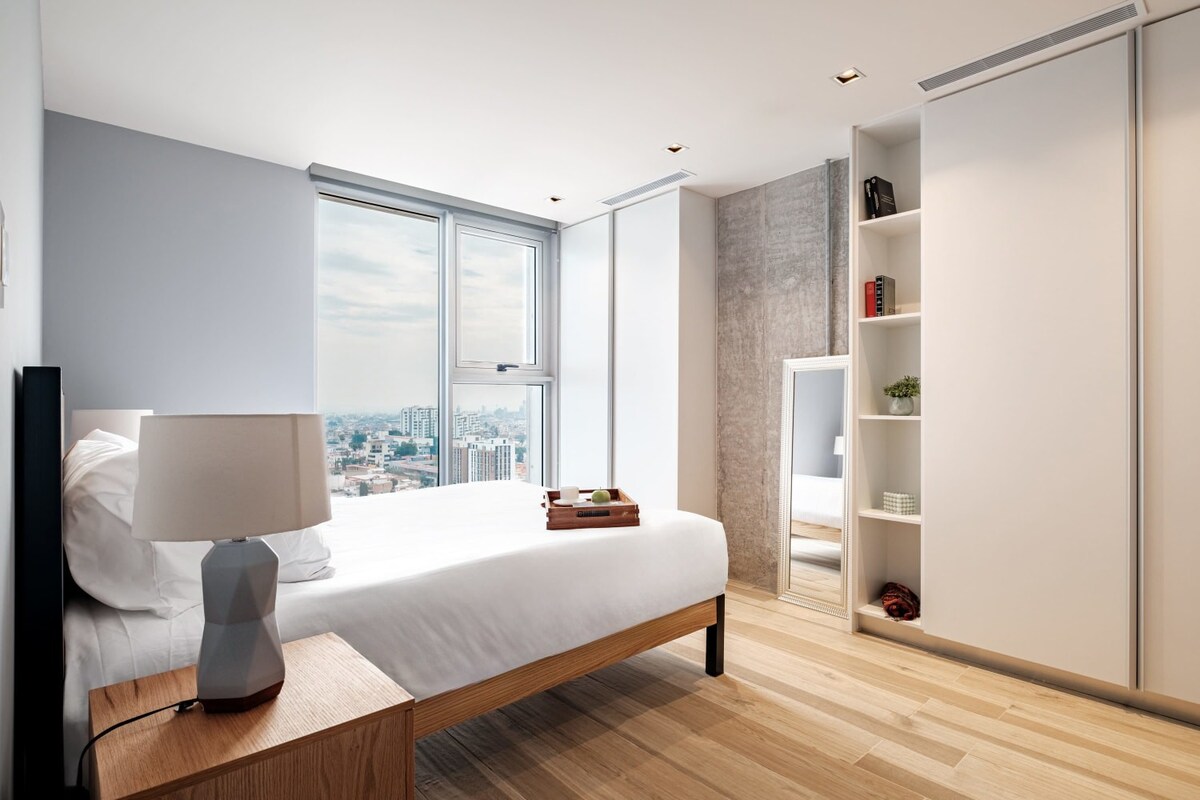 Luxurious 2-bed City Apartment With Home Office Space And City Views #4