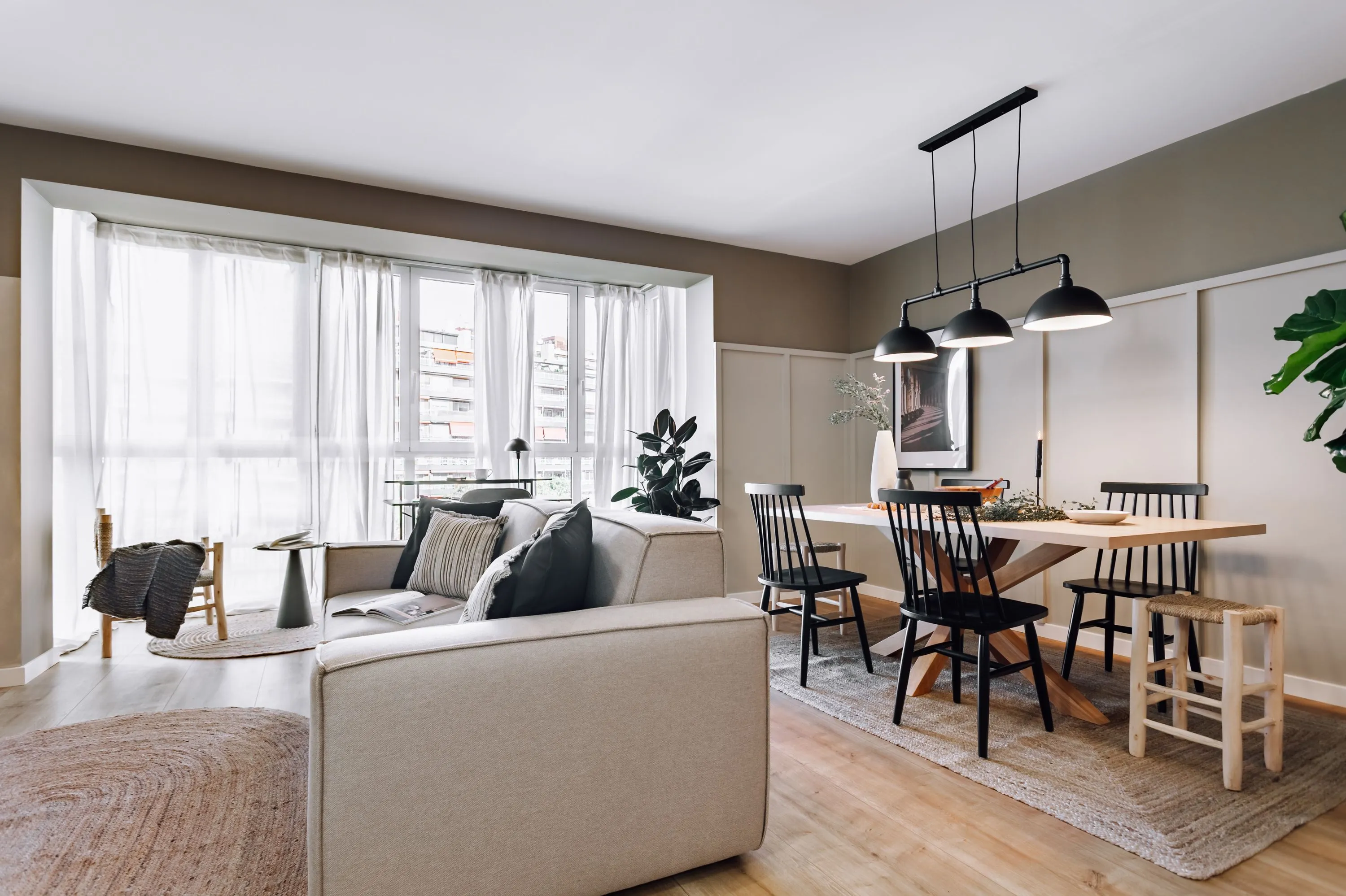 Trendy Barcelona Flat With Gigabit Internet & Dual Monitors For Digital Nomads #3