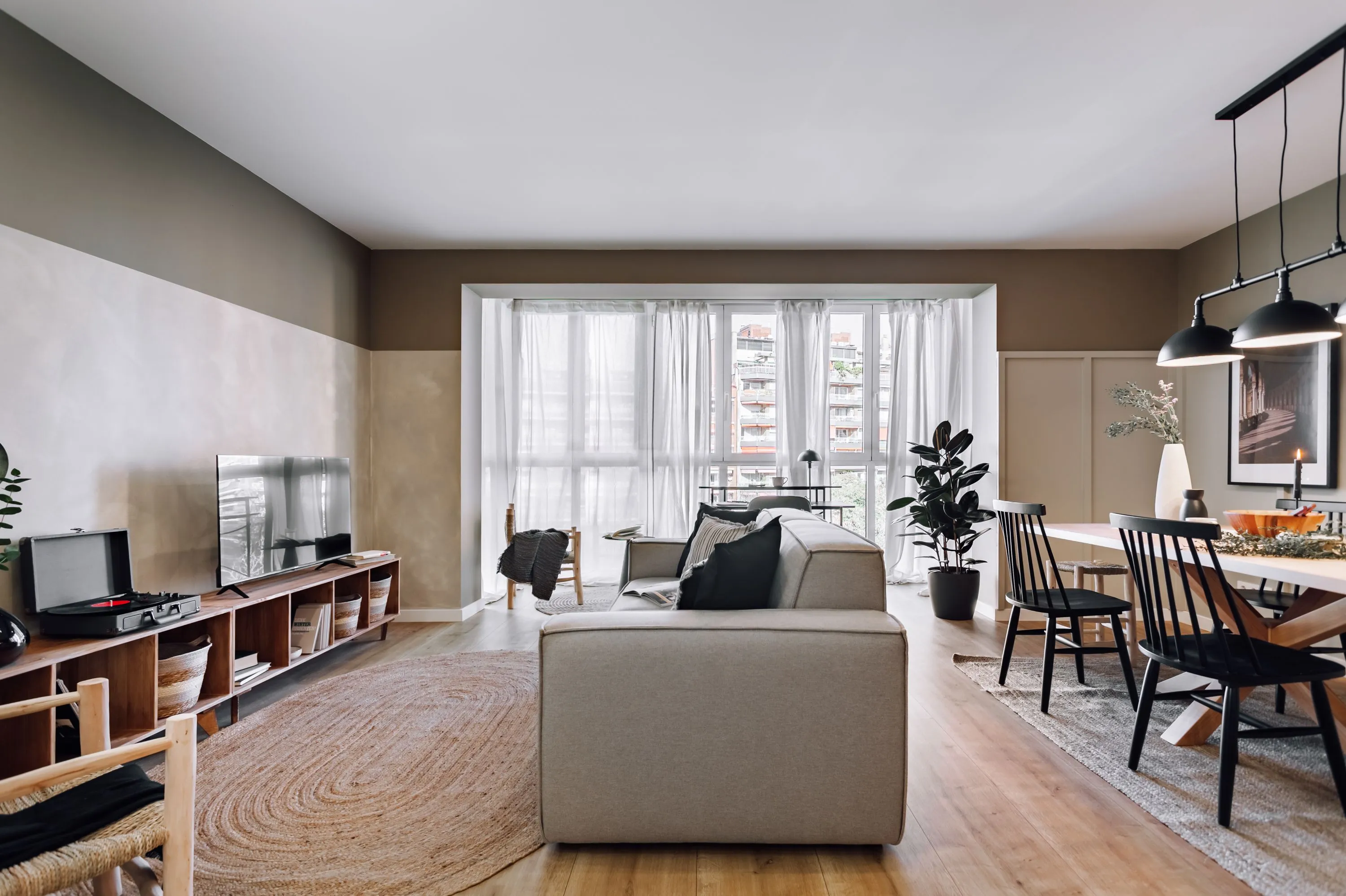 Trendy Barcelona Flat With Gigabit Internet & Dual Monitors For Digital Nomads #4