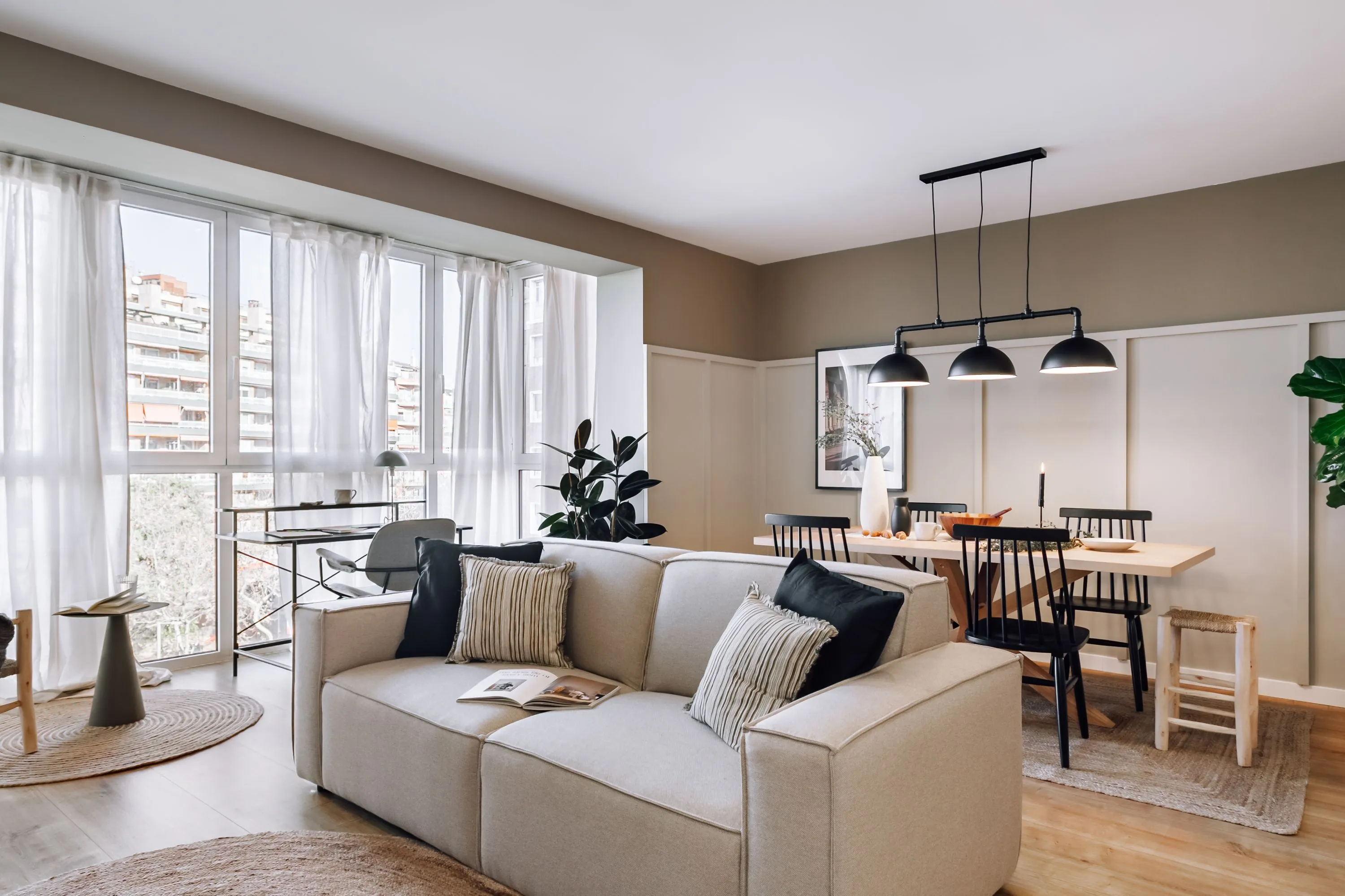 Trendy Barcelona Flat With Gigabit Internet & Dual Monitors For Digital Nomads #2