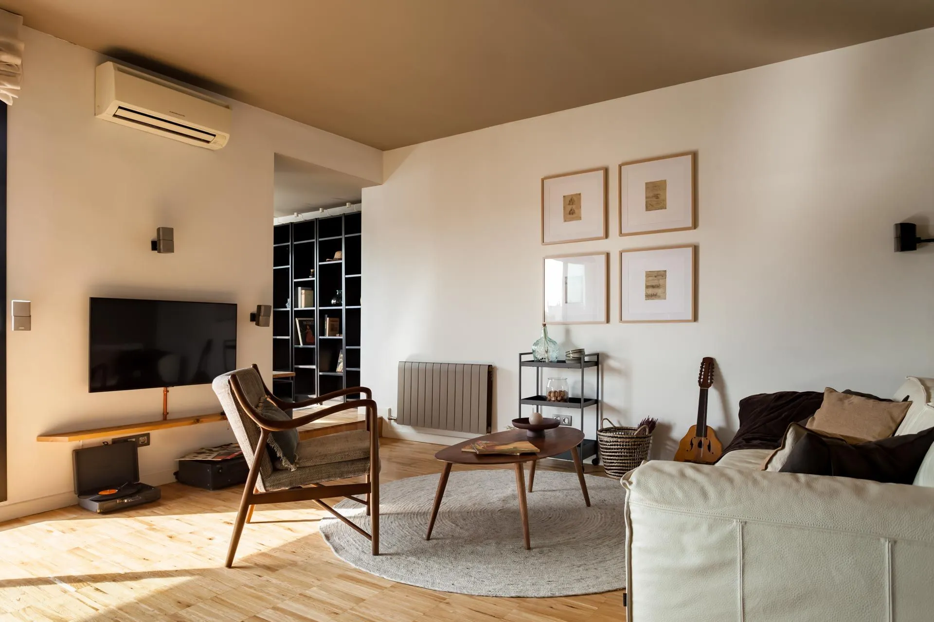 Elegant 100m2 Barcelona Apartment With High-speed Fiber & Professional Workspace Setup #4