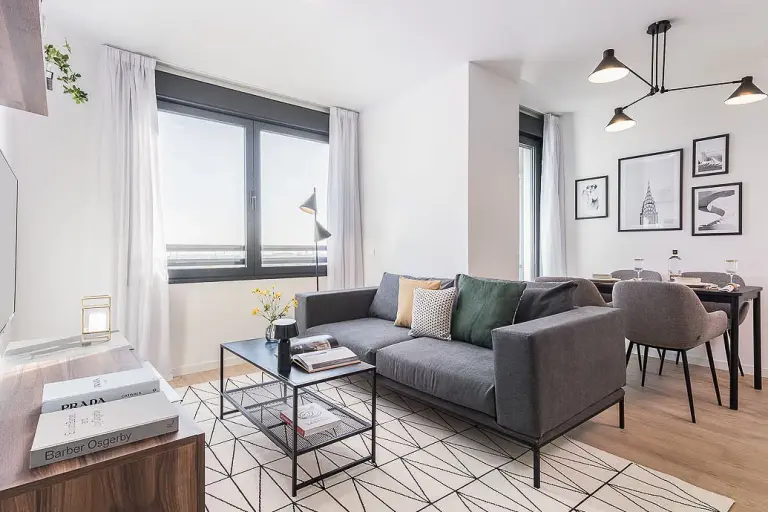 Upscale Madrid Flat With Bright Home Office And Modern Comfort In A Stylish 60m2 Space