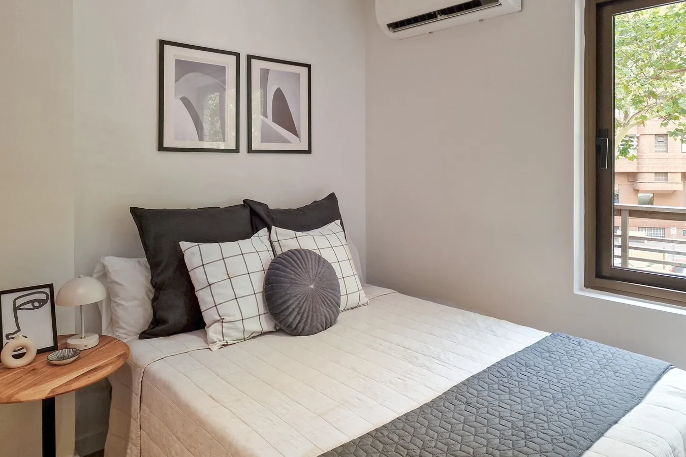 Refined 3-bed Flat With Bright Home Office Space In Valencia Center #3