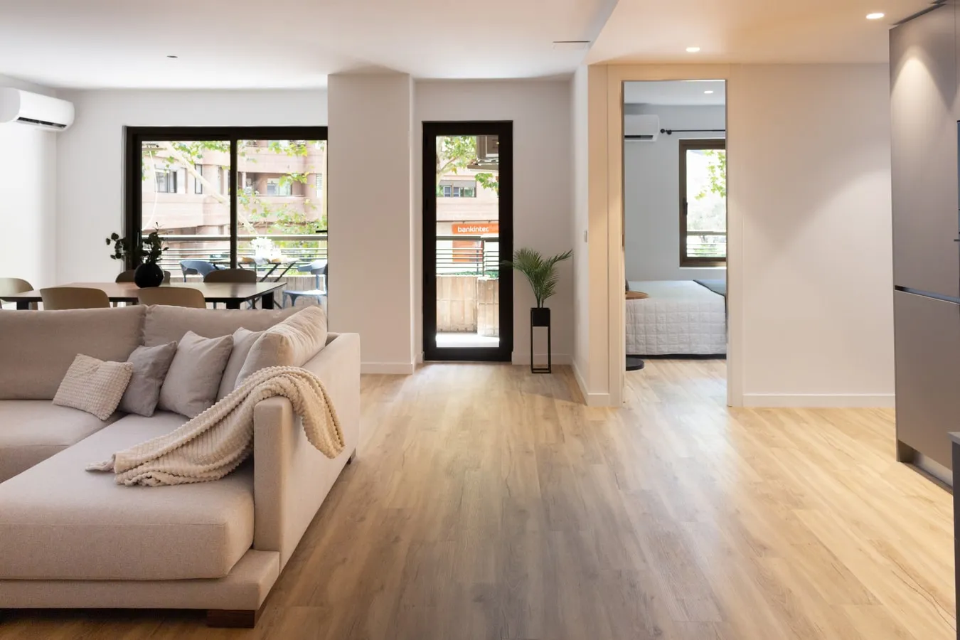 Refined 3-bed Flat With Bright Home Office Space In Valencia Center #4