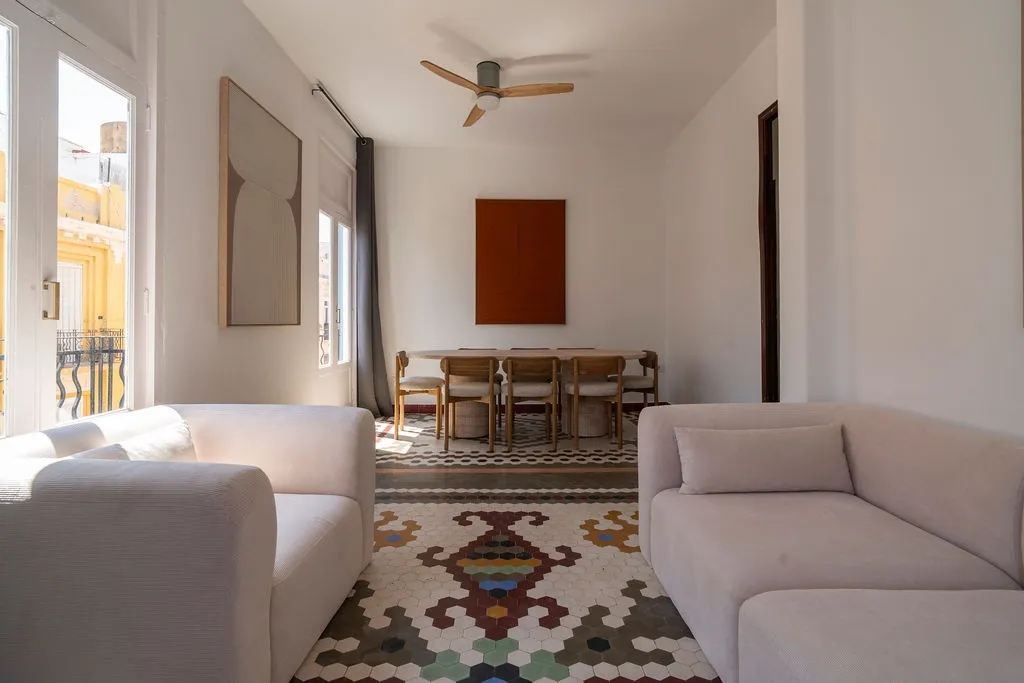 Distinctive Valencia Apartment With Bright Home Office Space In Cubells 8 #5