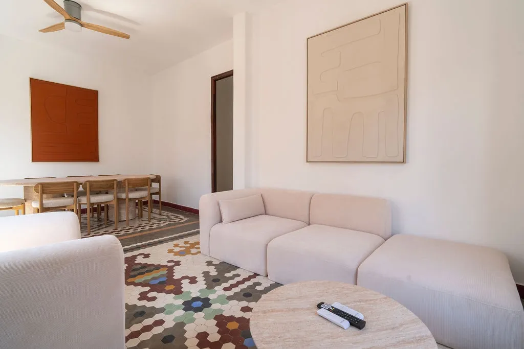 Distinctive Valencia Apartment With Bright Home Office Space In Cubells 8