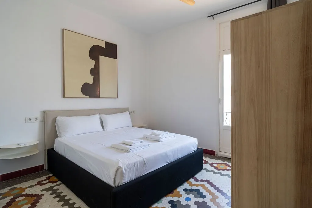 Distinctive Valencia Apartment With Bright Home Office Space In Cubells 8 #4