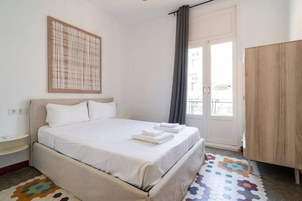 Distinctive Valencia Apartment With Bright Home Office Space In Cubells 8 #2