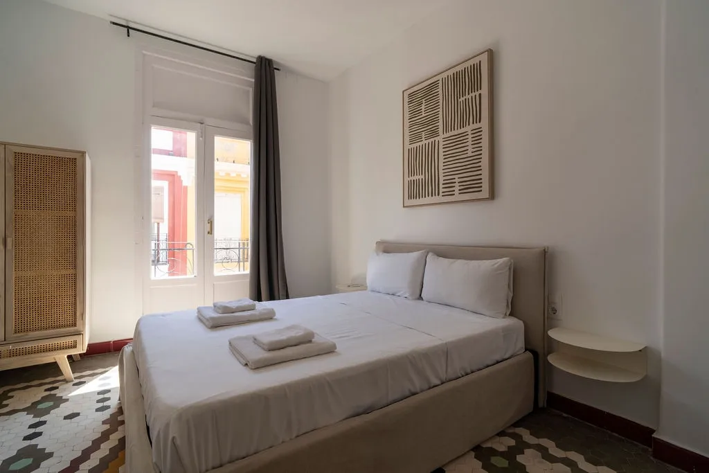 Distinctive Valencia Apartment With Bright Home Office Space In Cubells 8 #3