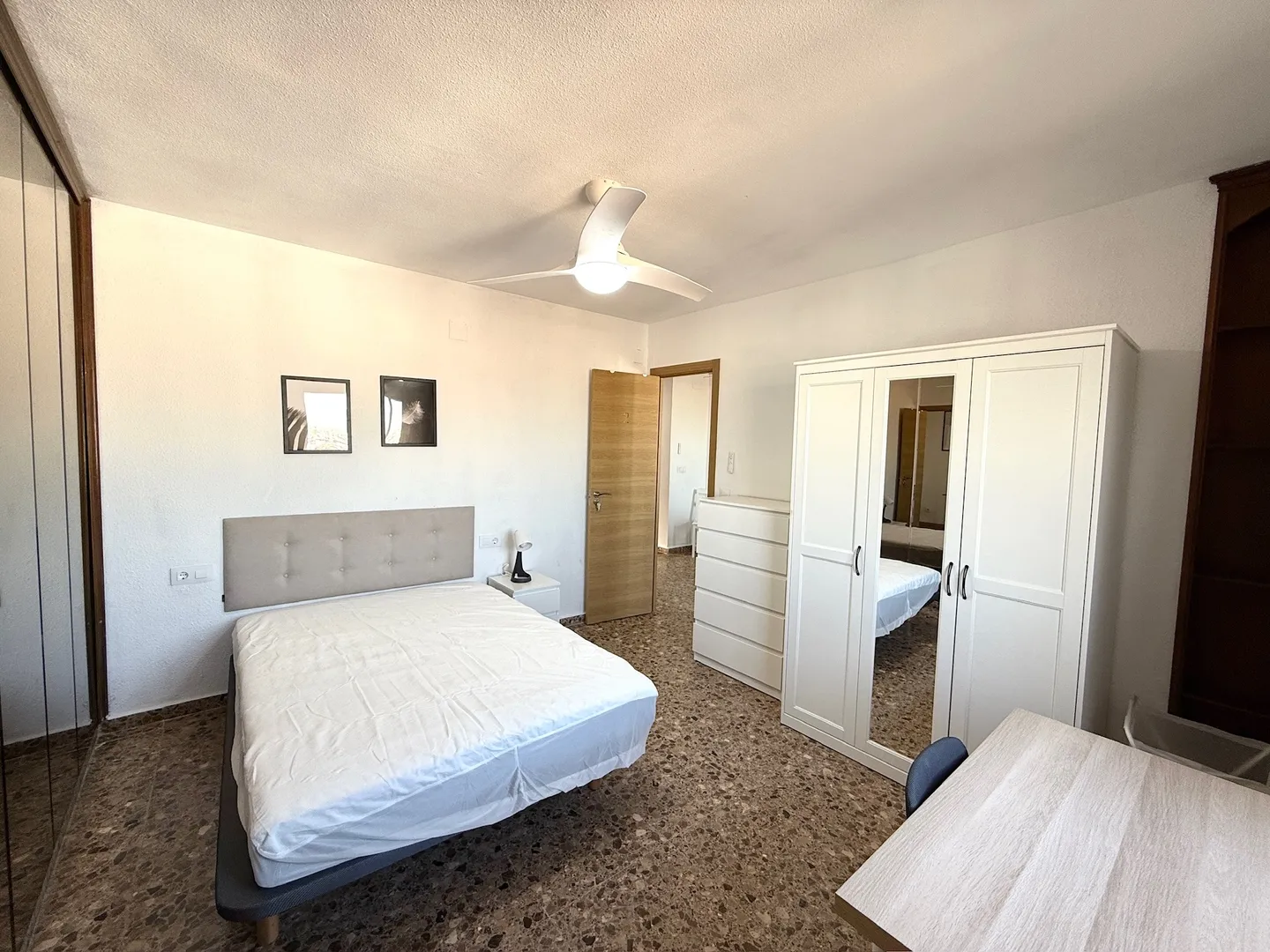Contemporary 1-bed Flat With Cozy Work Nook In Valencia For Remote Professionals