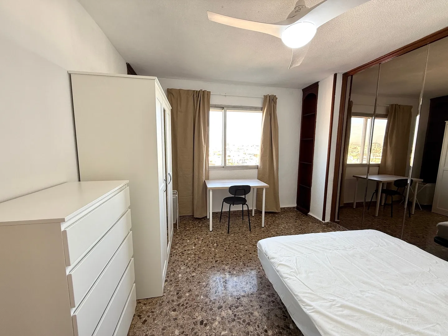 Contemporary 1-bed Flat With Cozy Work Nook In Valencia For Remote Professionals #2