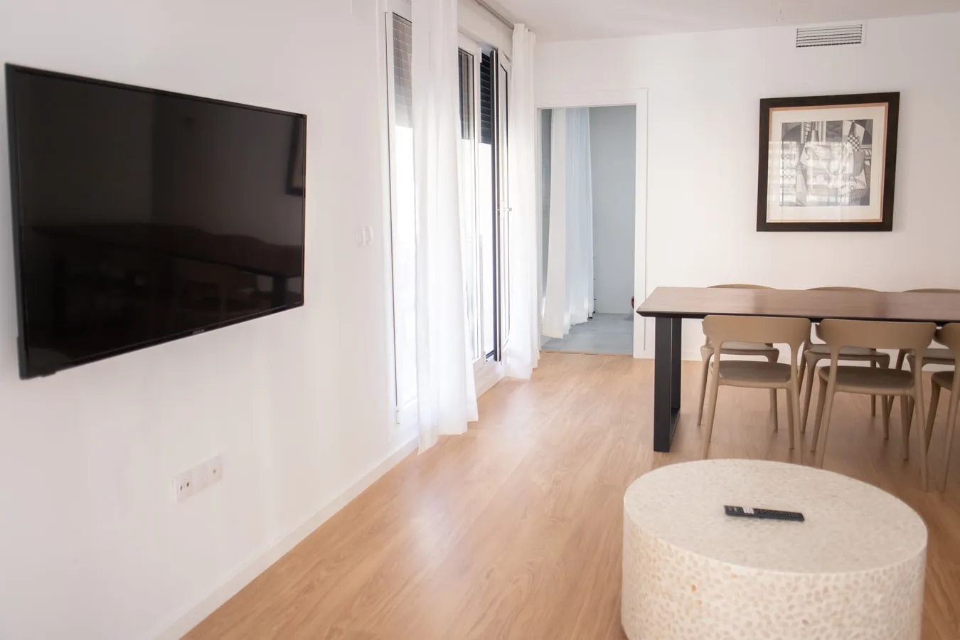 Sleek 2-bed City Flat With Dedicated Home Office In Valencia